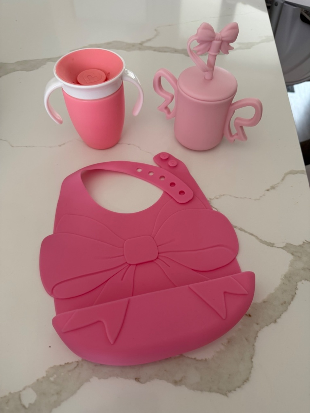 Baby girl - 2 sippy cups and a bow silicon bib - Picture 2 of 2